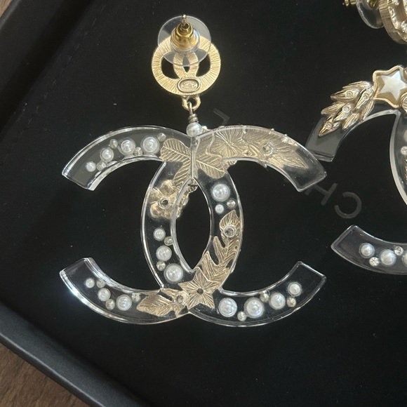 SOLD Stunning Chanel 2019K Winter Earrings - Picture 4 of 4